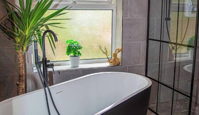 Stylish 2BR Home in Manchester near Etihad Stadium with WiFi and free parking.