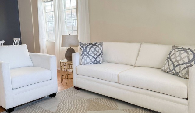Stylish 2BR Home in LA close to, Universal Studios, Dodgers; AND Private Parking