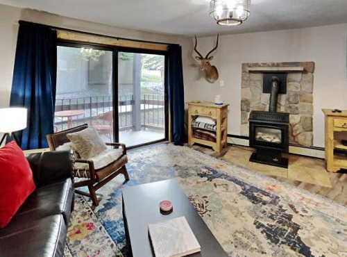 Stylish 2BR Home Near Skiing with Hot Tub Access