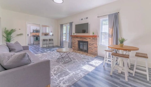 Stylish 2BR Home next to the Mississippi River