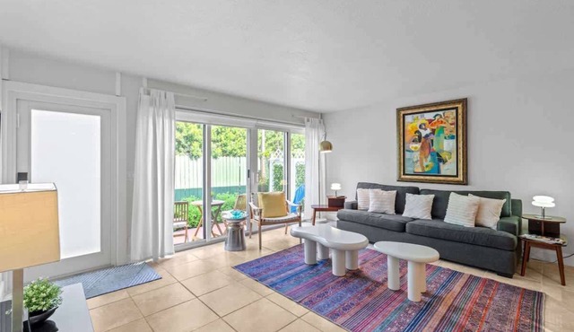 Stylish 2BR in West Palm Mins to Beach & shops.