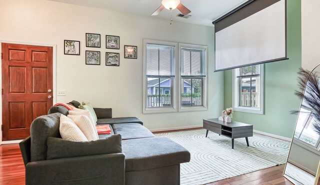 Stylish 2BR Minutes to Downtown - Prime Location