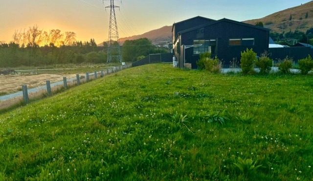 Stylish 2BR: Mountain Views & Prime Location