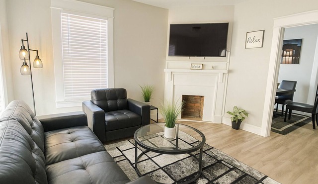 Stylish 2BR Near ECU & Downtown Fast WiFi Clean, Bright & Family Friendly