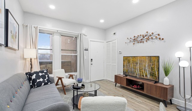 Stylish 2BR Near UChicago – Easy Downtown Access