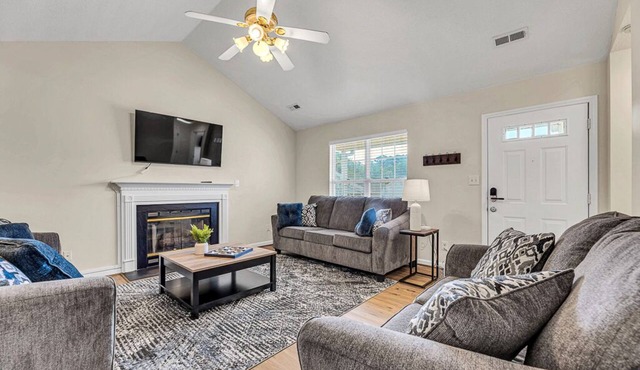 Stylish 2BR Near Hospital King Bed Fast WiFi