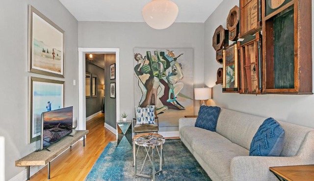 Stylish 2BR Pad with Up-to-date Comforts - Halsted rep