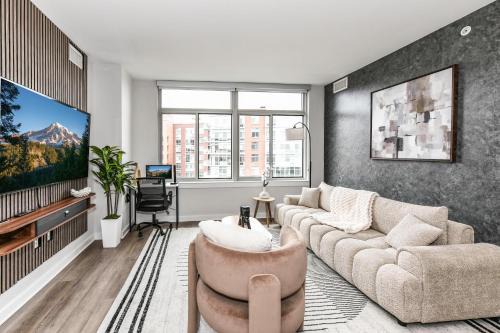 Stylish 2BR Retreat Gym Parkng and Scenic Rooftop