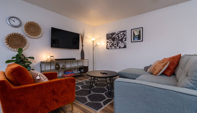 Stylish 2BR Retreat in Downtown Somerset Sleeps 6 + Parking