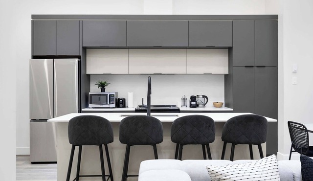 Stylish 2BR Retreat w/Rooftop & Parking-Griffintown