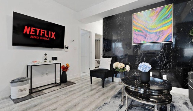 Stylish 2BR Suite Located 7 Mins From the Falls and Sleeps 6 guests