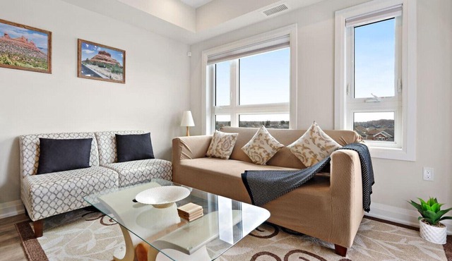 Stylish 2BR Suite on High Floor and Situated Close To Falls