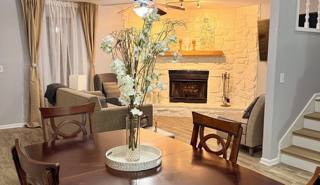 Stylish 2BR Townhouse - Near Hospitals, Dining & Hwy