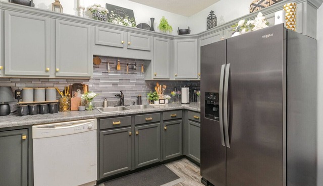 Stylish 2BR Townhome w/Garage & Patio | Perfect for Stays or Assignments