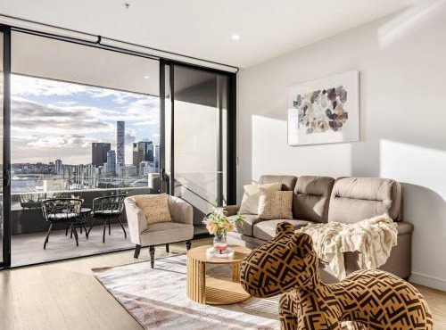 Stylish 2BR Unit with Pool and Gym in South Brisbane