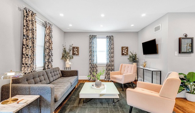 Stylish 2BR w/Fenced Yard & Deck, Walk to Botanical Gardens, Dog-Friendly