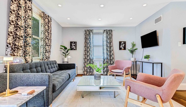 Stylish 2BR w/Fenced Yard & Deck, Walk to Botanical Gardens, Pet-Friendly