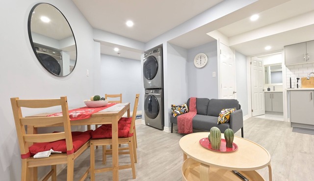Stylish 2BR: w/free parking & streaming!