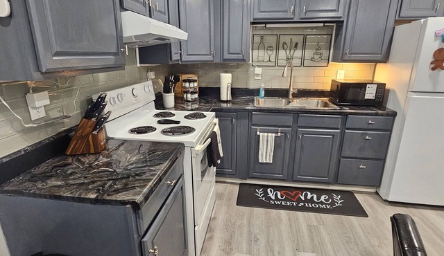 Stylish 2BR w/Private Screened Lanai & Coffee Bar