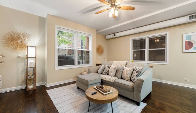 Stylish 2BR Walk to Rush/UIC & 10 Min to Downtown Chicago + Free Parking & WiFi