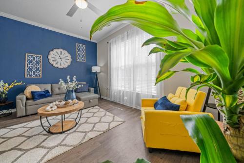 Stylish 2BR2BA w Pool, Gym Near Airport #3