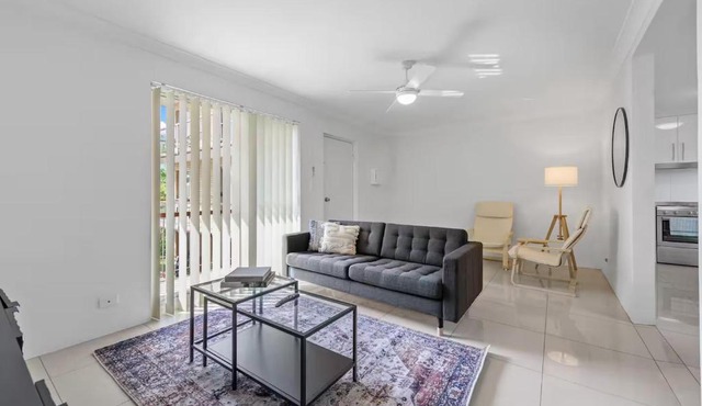 Stylish 2BRM Apt Close to Gabba with Parking & Wifi