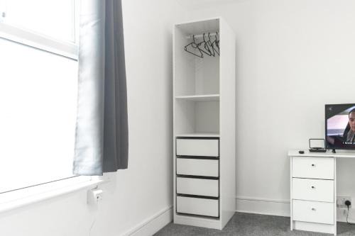 Stylish 3 BD | Prime Location | Fast train to London
