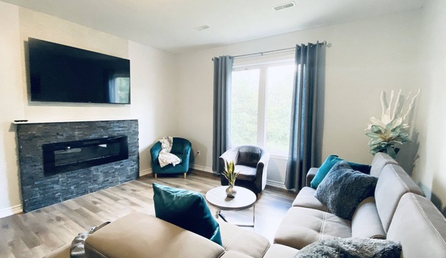 Stylish 3 Bdrm house- king bed, Netflix, parking