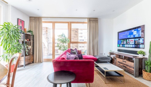 Stylish 3 Bed 2 Bath Flat | Lake Views | Parking | Pass the Keys