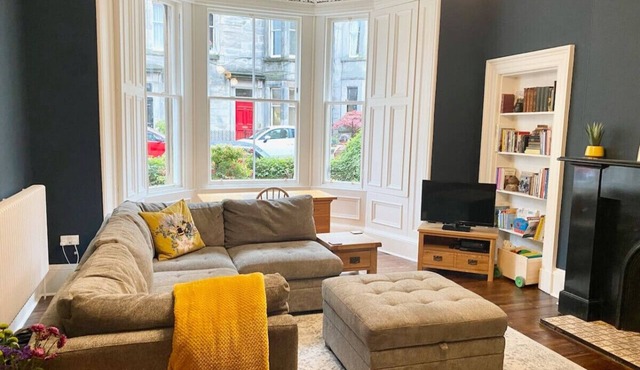 Stylish 3 bed 2 bath Meadows main door garden apt