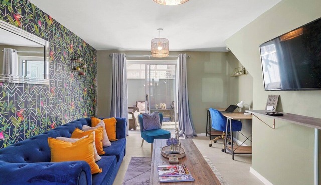 Stylish 3 bed Abode in Nuneaton - Sleeps 7