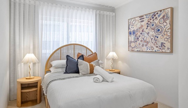 Stylish 3-Bed Apartment in Coastal Redcliffe