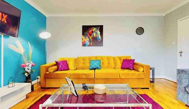 Stylish 3 Bed Contractor Bungalow | WiFi | Parking