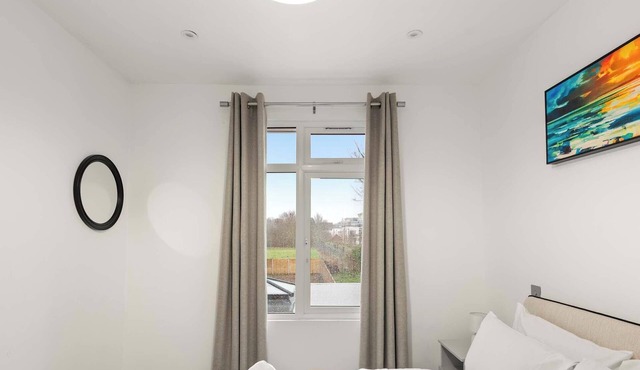 Stylish 3-Bed Contractor Home | Sleeps 5