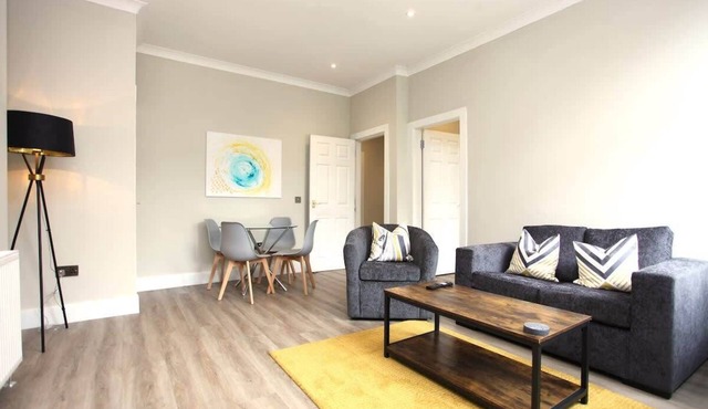 Stylish 3-Bed Flat in Glasgow