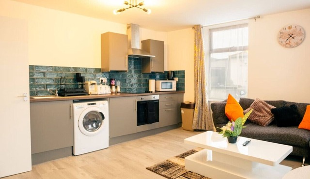 Stylish 3-Bed Flat Near Cardiff City Centre & Uni
