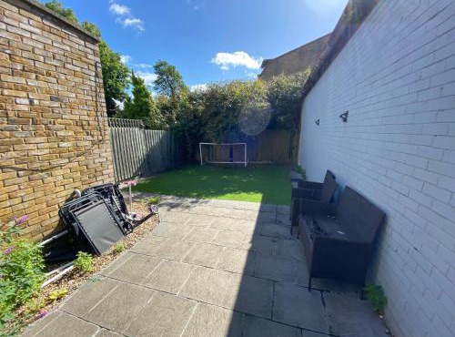 Stylish 3-Bed Flat Opposite Central Line Station