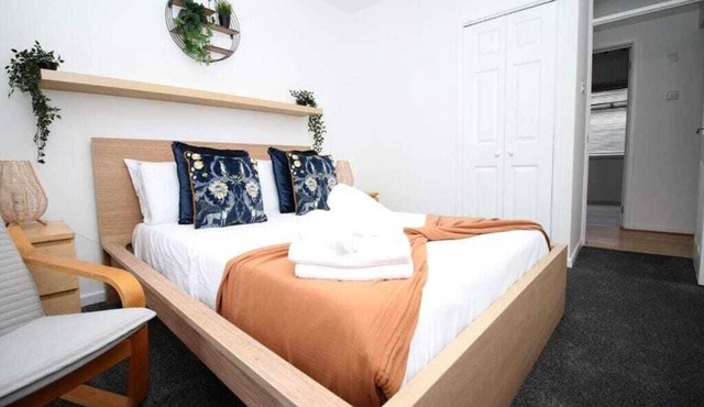 Stylish 3 Bed Flat with Parking