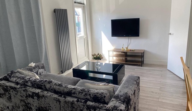 Stylish 3 Bed Seaside Apartment CentralnSouthend Location & Steps from the Beach