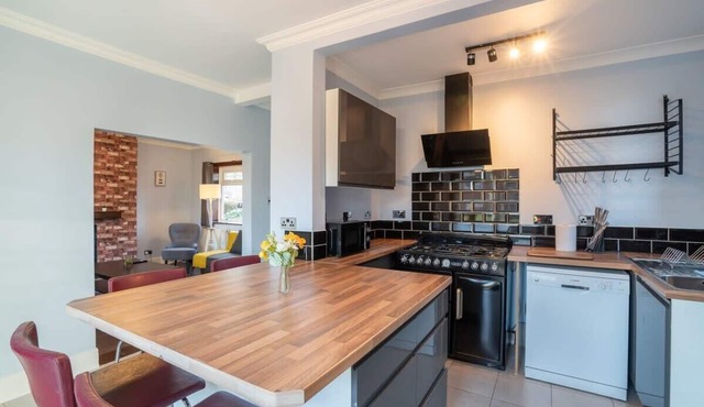 Stylish 3 Bed House-Free Parking