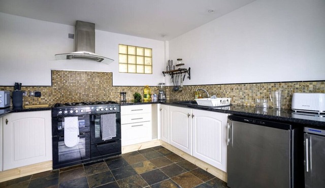 Stylish 3-Bed Home w/Garden | Pet Friendly