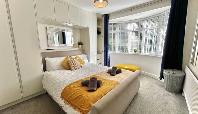 Stylish 3-bed home in Prestwich with free parking