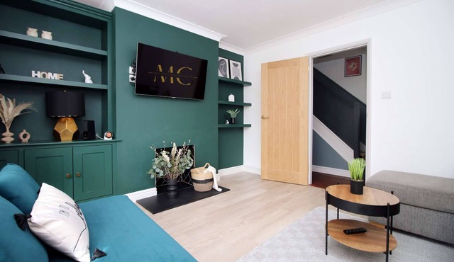 Stylish 3 Bed Home In Bath - Private Parking, WiFi