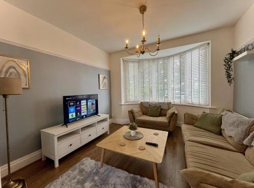 Stylish 3-bed home in Prestwich with free parking