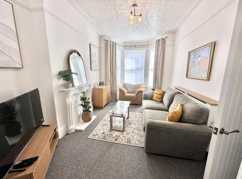 Stylish 3 Bed Home Near Oxton Village & Liverpool