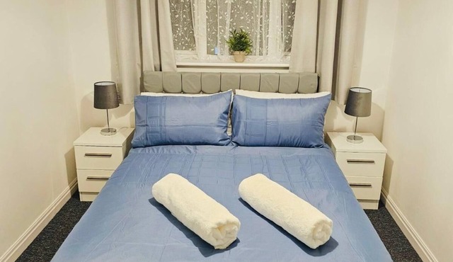 Stylish 3 Bed Home Parking City centre