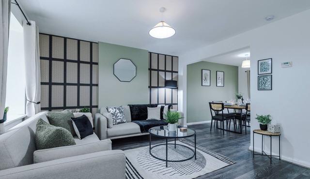 Stylish 3-Bed Home, Wi-Fi & Parking, Easy Access to Manchester & Peaks