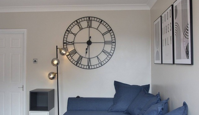 Stylish 3-Bed Hot Tub Free Parking Contractors