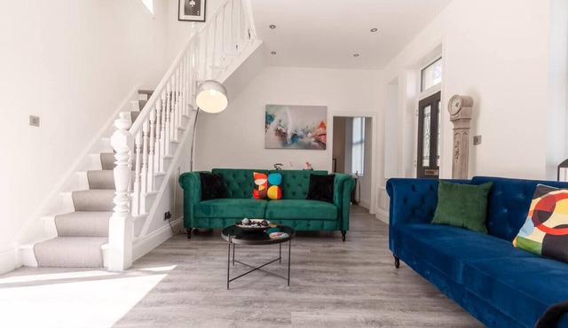 Stylish 3 Bed House close to City Centre