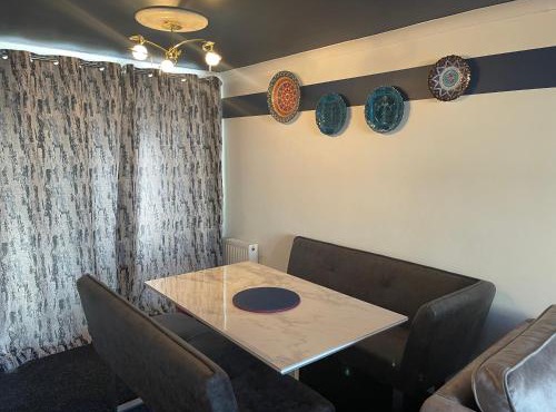 Stylish 3 bed house, private parking on premise, with conservatory, close to KFC, McDonalds, ALDI and ASDA